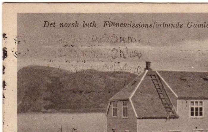 Utgiver Norsk Lystryk & Reproduktionsanstalt, nr 82.Norsk Luthersk Finnemissionsforbund, forløperen til Samemisjonen bygde gamlehjemmet i 1913/14. Det ble senere utvidet med en etasje. I 1989 ble det stengt.