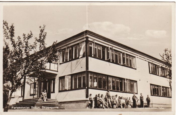 Henry Hansen Nr. 18. Feriekolonien Soltun ble åpnet av Vadsø Sanitetsforening i 1935. Den skulle være en permanent feriekoloni for tuberkulosetrua barn. Bygningen ble brent høsten 1944.